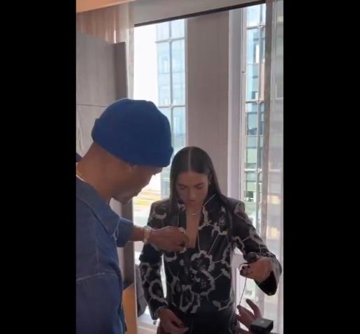 威嫂看到要打人的！威少上手帮WNBA妹子整理胸前的衣服